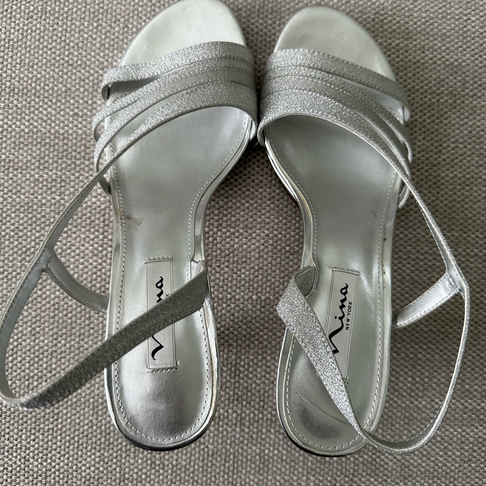 Nina Shoes sandals in silver glitter color. Comfortable and elegant.